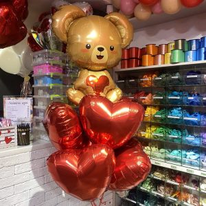 Композиция из шаров с мишкой и красными сердечками для дюбимой девушки