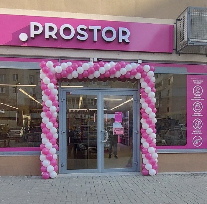 Арка з кульок одного розміру для відкриття крамниці в Одесі